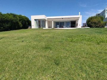 CASA 4 AMB. EN ALQUILER - SAN SEBASTIAN VISTA LAGO
