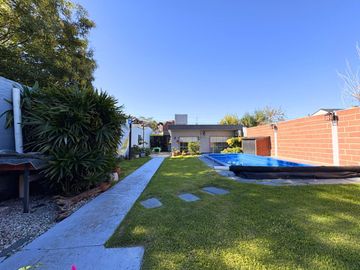 Casa 4 amb en venta - Palomar - Pileta y cochera