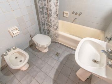 Venta Depto. Semipiso 4 Amb c/Dependencia - Flores
