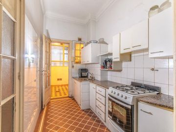 Venta Depto. Semipiso 4 Amb c/Dependencia - Flores