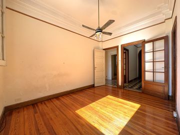 Venta Depto. Semipiso 4 Amb c/Dependencia - Flores