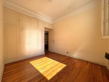 Venta Depto. Semipiso 4 Amb c/Dependencia - Flores