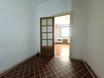 Venta Depto. Semipiso 4 Amb c/Dependencia - Flores