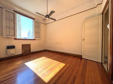 Venta Depto. Semipiso 4 Amb c/Dependencia - Flores