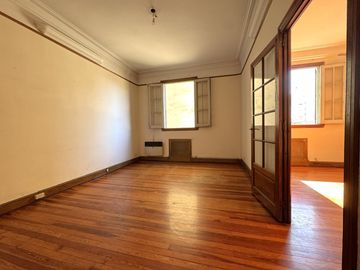 Venta Depto. Semipiso 4 Amb c/Dependencia - Flores