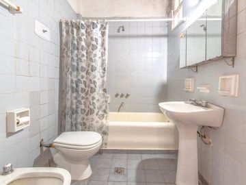 Venta Depto. Semipiso 4 Amb c/Dependencia - Flores