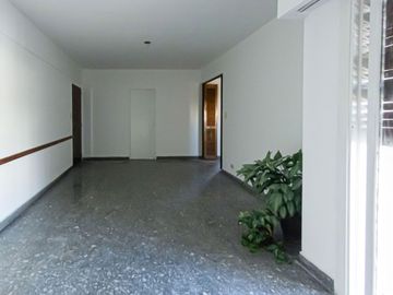 Venta 3 ambientes con cochera Flores