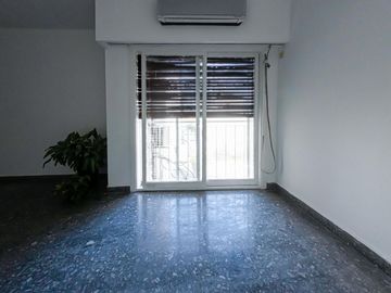 Venta 3 ambientes con cochera Flores