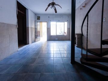 Venta 2 LOCALES Pompeya + CASA 3 dorm, terraza