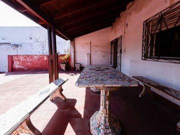 Venta 2 LOCALES Pompeya + CASA 3 dorm, terraza