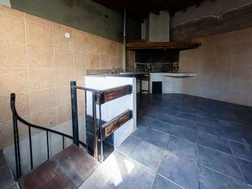 Venta 2 LOCALES Pompeya + CASA 3 dorm, terraza