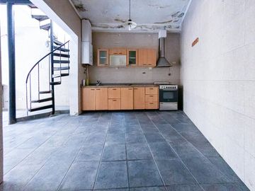 Venta 2 LOCALES Pompeya + CASA 3 dorm, terraza