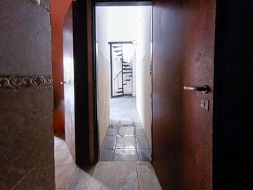 Venta 2 LOCALES Pompeya + CASA 3 dorm, terraza