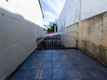 Venta 2 LOCALES Pompeya + CASA 3 dorm, terraza