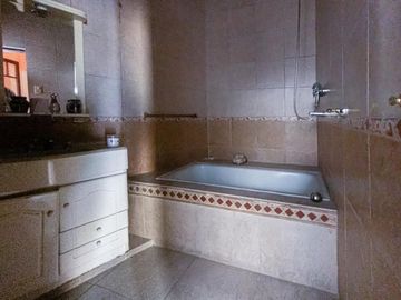 Venta 2 LOCALES Pompeya + CASA 3 dorm, terraza