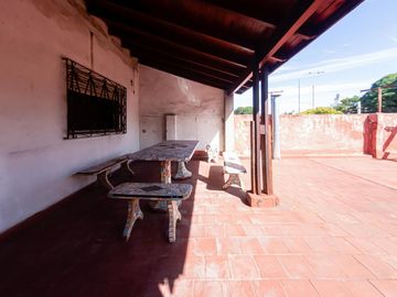 Venta 2 LOCALES Pompeya + CASA 3 dorm, terraza