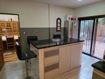 Venta casa 5 ambientes fondo cochera Liniers