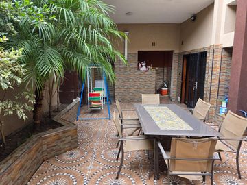 Venta casa 5 ambientes fondo cochera Liniers