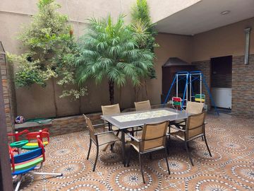 Venta casa 5 ambientes fondo cochera Liniers