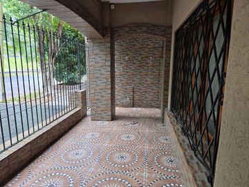 Venta casa 5 ambientes fondo cochera Liniers