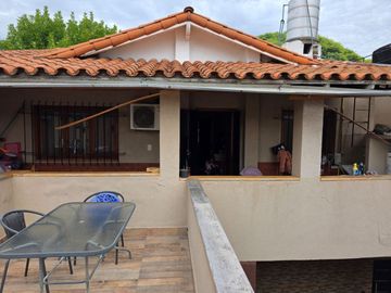 Venta casa 5 ambientes fondo cochera Liniers