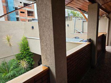 Venta casa 5 ambientes fondo cochera Liniers