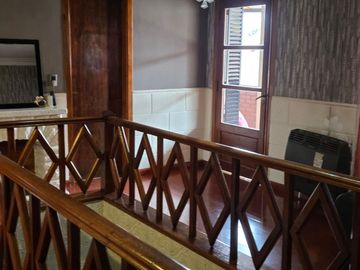 Venta casa 5 ambientes fondo cochera Liniers