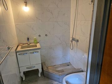 Venta casa 5 ambientes fondo cochera Liniers