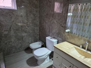 Venta casa 5 ambientes fondo cochera Liniers