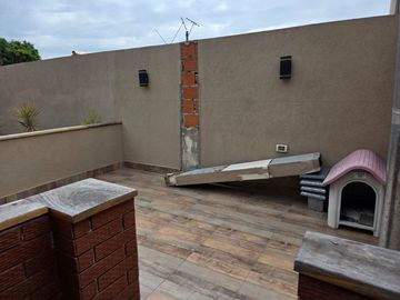 Venta casa 5 ambientes fondo cochera Liniers