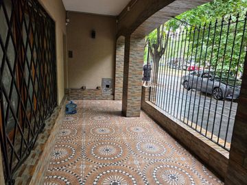 Venta casa 5 ambientes fondo cochera Liniers