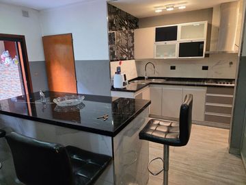 Venta casa 5 ambientes fondo cochera Liniers