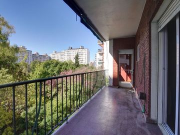 AMPLIO 3 Amb. Hermosa vista a Jardín. P. Chacabuco