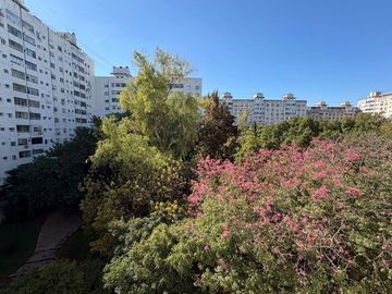 AMPLIO 3 Amb. Hermosa vista a Jardín. P. Chacabuco