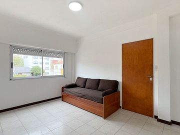 ALQUILER departamento 2 amb La Perla luminoso
