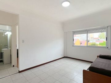 ALQUILER departamento 2 amb La Perla luminoso