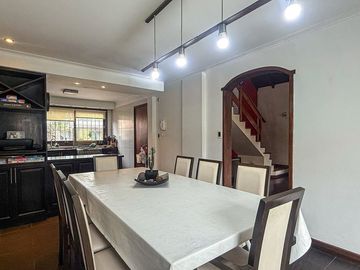 Venta Casa 5 amb en Caisamar c/ piscina y quincho