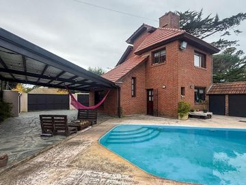 Venta Casa 5 amb en Caisamar c/ piscina y quincho