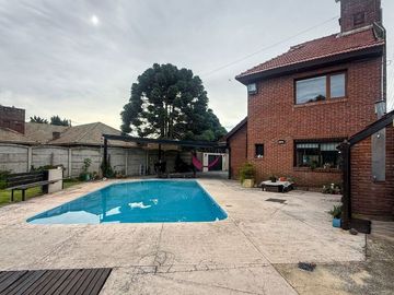 Venta Casa 5 amb en Caisamar c/ piscina y quincho