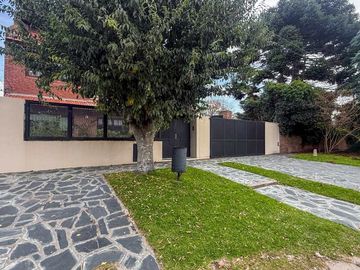 Venta Casa 5 amb en Caisamar c/ piscina y quincho