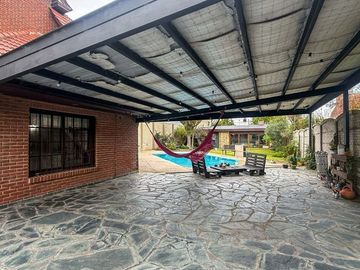 Venta Casa 5 amb en Caisamar c/ piscina y quincho