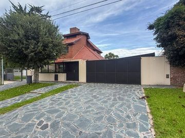 Venta Casa 5 amb en Caisamar c/ piscina y quincho