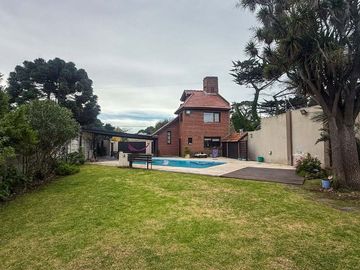 Venta Casa 5 amb en Caisamar c/ piscina y quincho