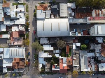 Venta de casa a reciclar con amplio galpon