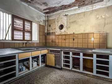 Venta de casa a reciclar con amplio galpon
