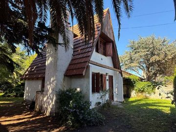 VENTA CASA 3 AMBIENTES ALPINA CON PARQUE