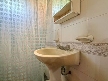 VENTA CASA 3 AMBIENTES ALPINA CON PARQUE