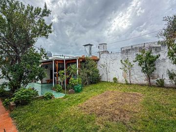 venta casa 3 ambientes jardin + dto 2 amb. permuta