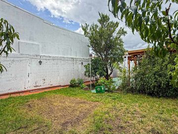 venta casa 3 ambientes jardin + dto 2 amb. permuta
