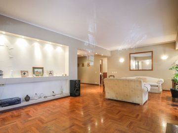 SEMIPISO DE 4 AMB.  C/COCHERA, FRENTE EN BELGRANO